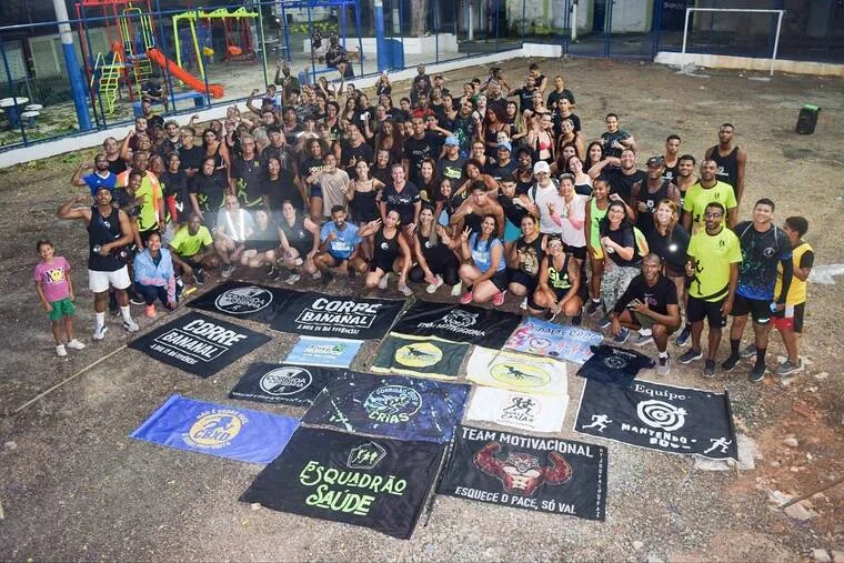 Equipe de corrida treinando na rua